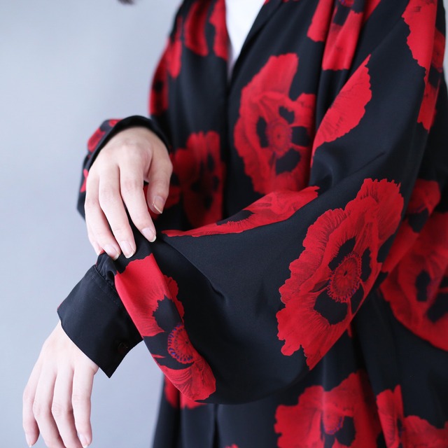 "black×red" flower art pattern open collar shirt