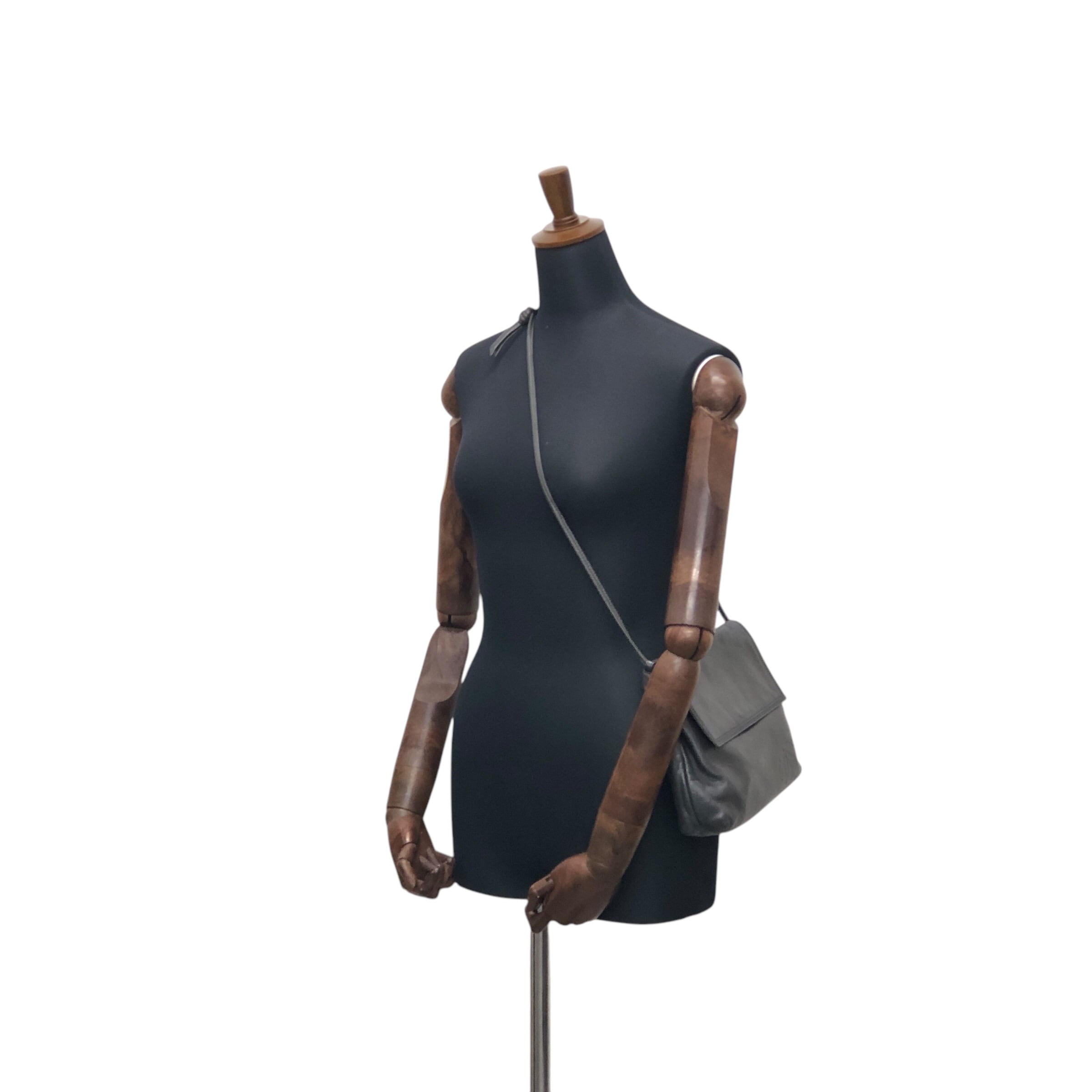 LOEWE ロエベ ショルダーバッグ シルバー アナグラム ナッパレザー