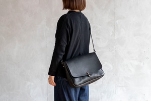 クラシコ ショルダーバッグ　L