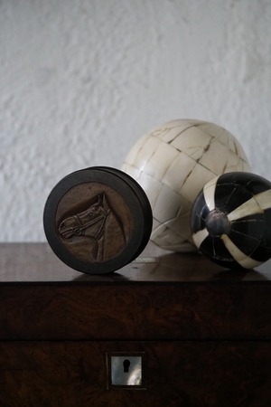 名馬セントサイモンのトリンケットケース-antique wood round case