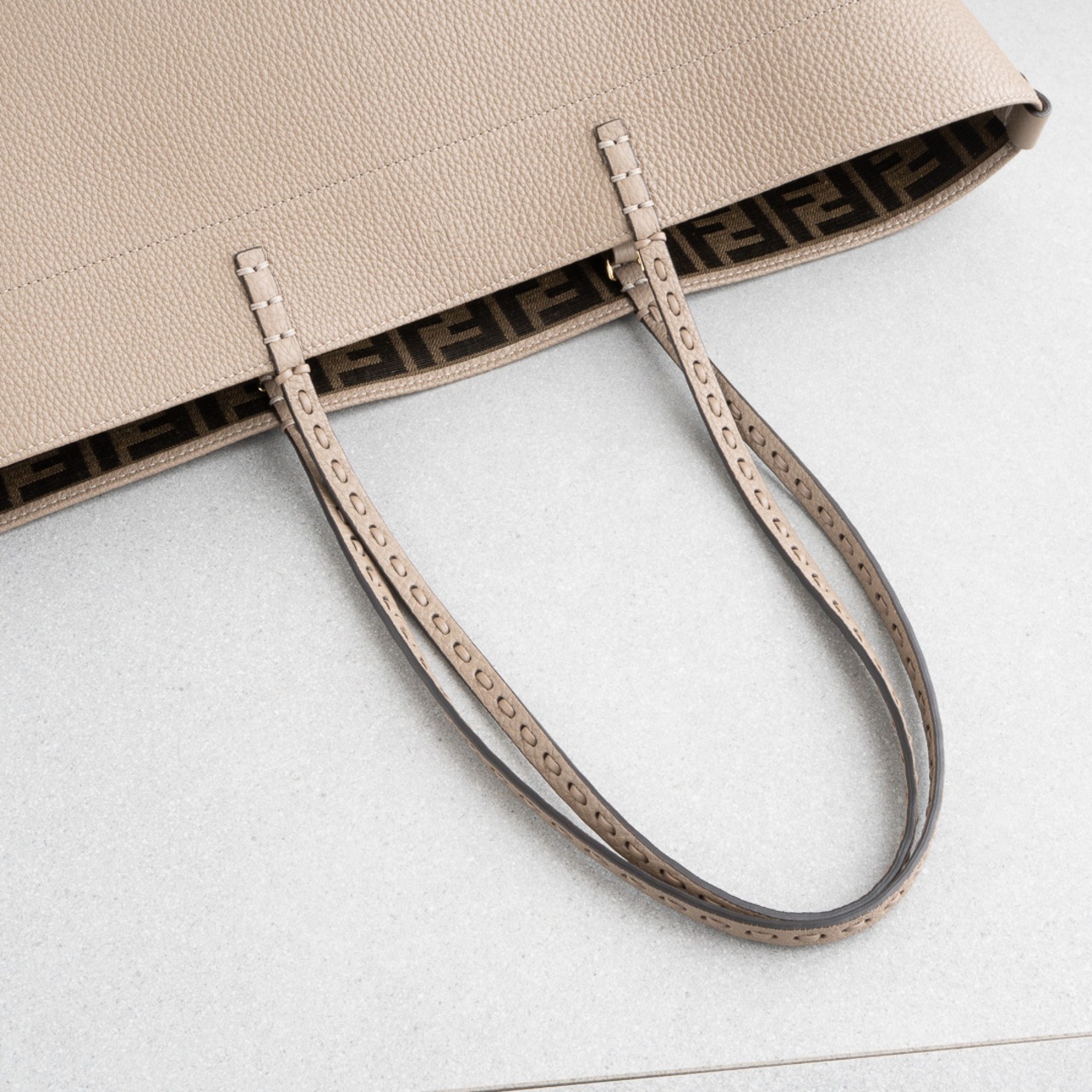 フェンディ ロール ミディアム トートバッグ セレリア ベージュ レザー