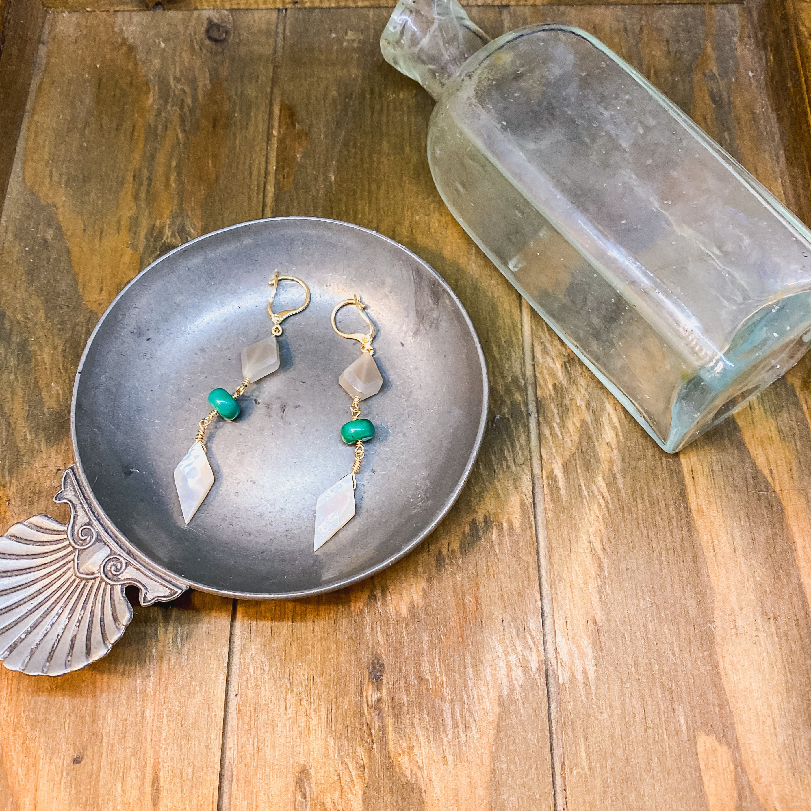 グレームーンストーン×グリーンターコイズ×菱形シェルパーツのピアス