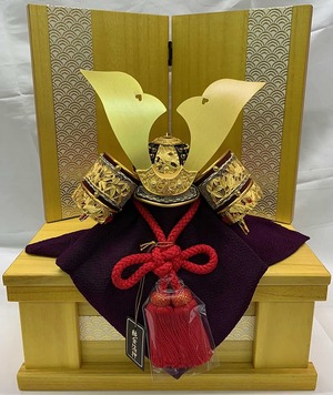 8号 竹雀之兜　純金箔押し 兜飾り 屏風付き収納飾台 6号桐短冊(黄）正絹・合わせ鉢　五月人形　兜飾り　コンパクト収納　端午の節句　初節句　お祝い　海外土産　特別限定品
