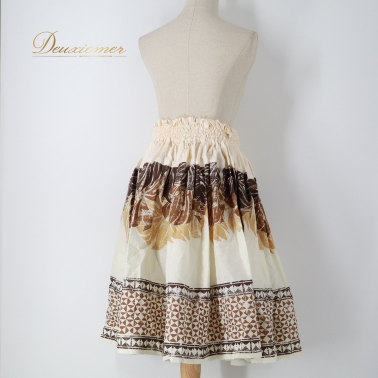 フラダンス 衣装 パウスカート ホワイト系 ハワイアンプリント カヒコ柄 グランジ加工 ハワイアン アロハ フラ ダンス レッスン 練習 ブラウン系 白 茶 華やか おしゃれ かわいい 大人っぽい シングル スカート フレア 軽やか おしゃれな カヒコ柄