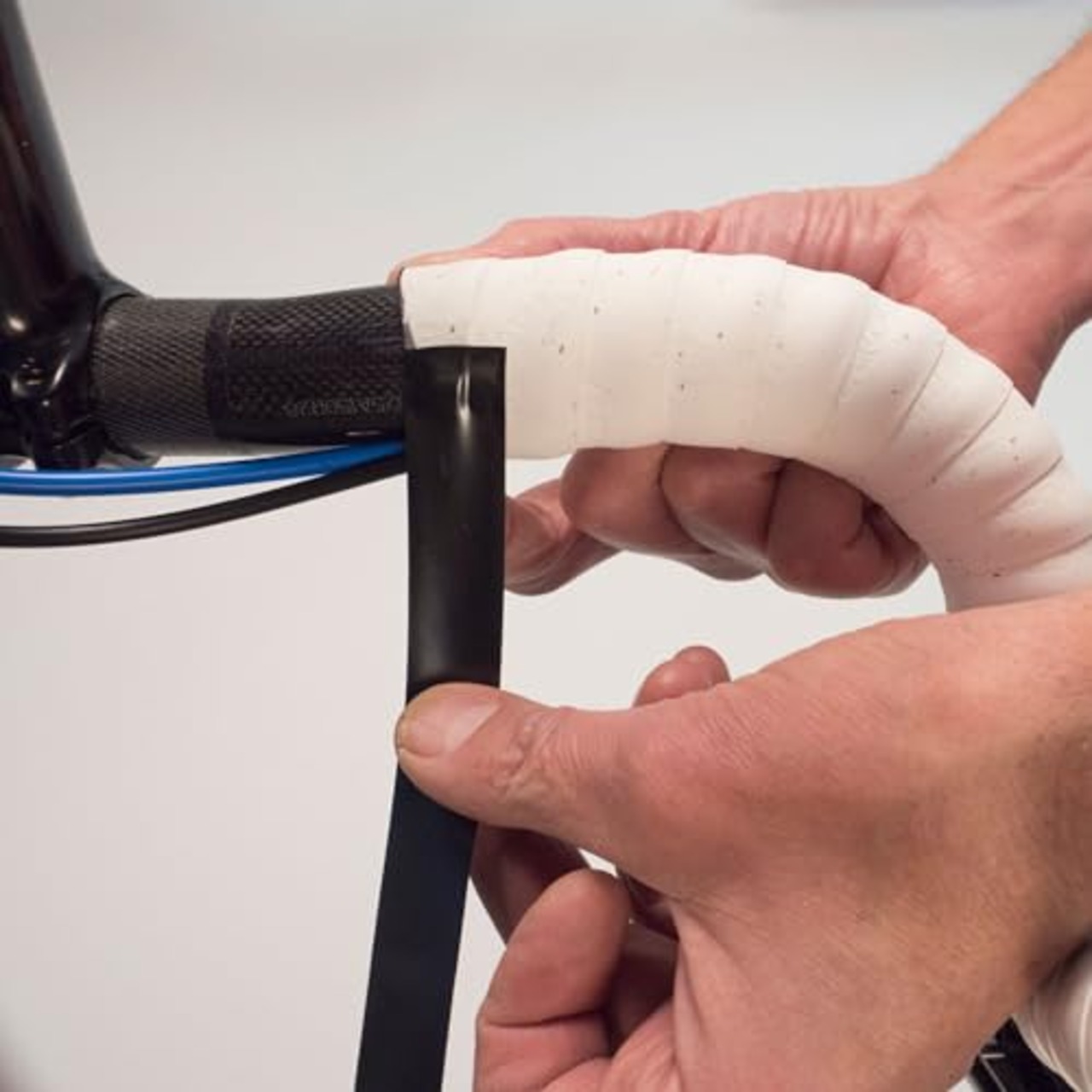 ADOFUN アルミテープ 黒 片面導電性アルミテープ【長さ20m ×幅さ25mm×厚さ0.05mm】 金属テープ 水漏補修 静電気対策 配管修理 キッチン 耐熱 防水 防火 強粘着