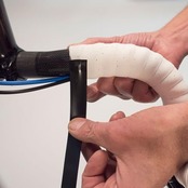 ADOFUN アルミテープ 黒 片面導電性アルミテープ【長さ20m ×幅さ25mm×厚さ0.05mm】 金属テープ 水漏補修 静電気対策 配管修理 キッチン 耐熱 防水 防火 強粘着