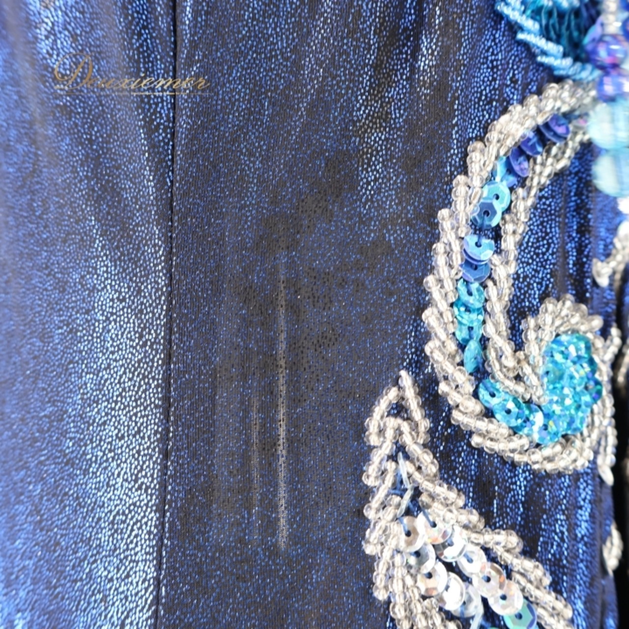 ベリーダンス オリエンタル 衣装 上下セット ブルー系 トップス スカート アーム アーム飾り 腕飾り 頭飾り 青 ラインストーン ビーズ スリット 華やか 光沢 豪華 装飾 キラキラ ヘッドアクセサリー ダンス衣装 イベント ステージ シルバー系