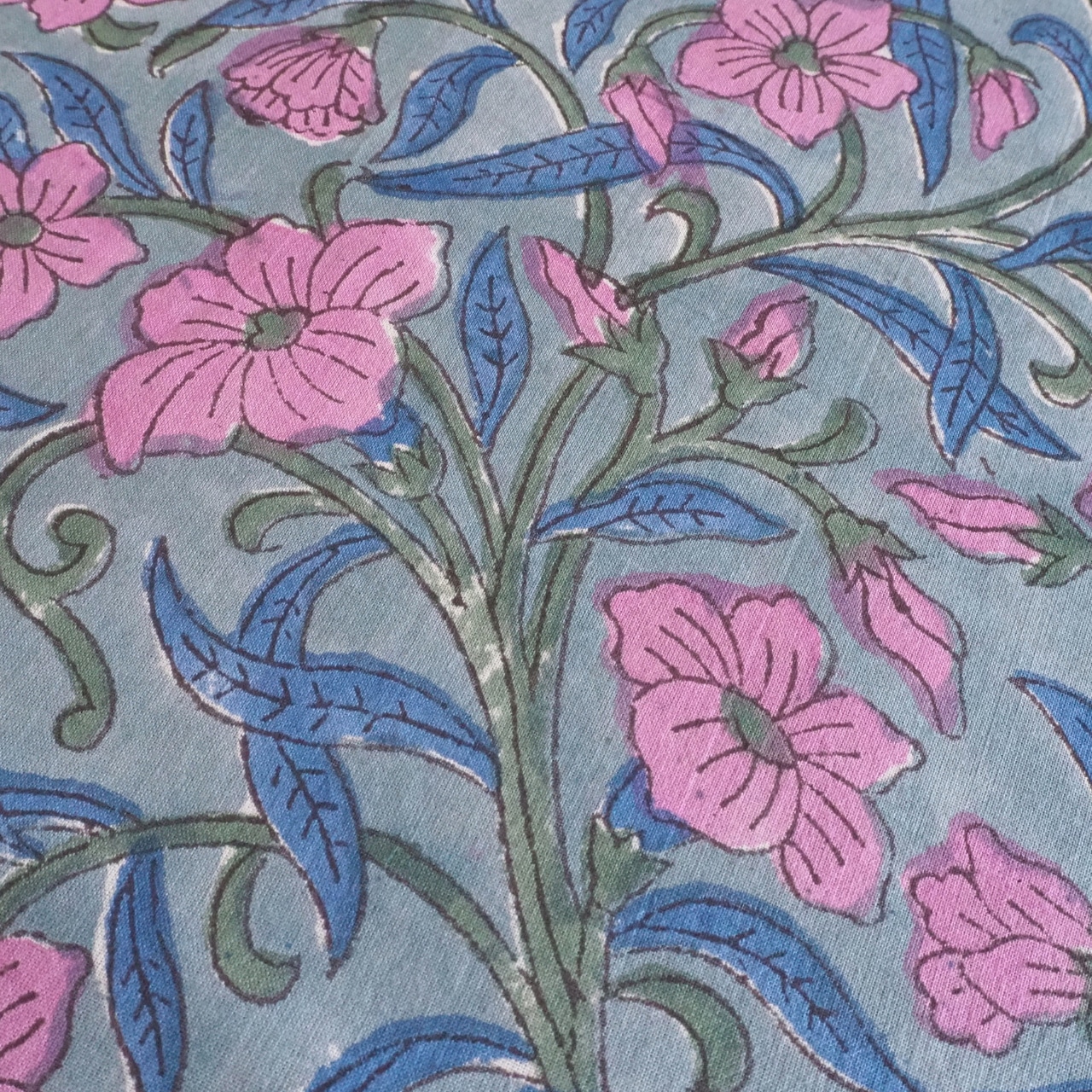 ブロックプリント生地【50cm単位】インド綿 花柄 スモークブルー×ピンク #53118-BL1