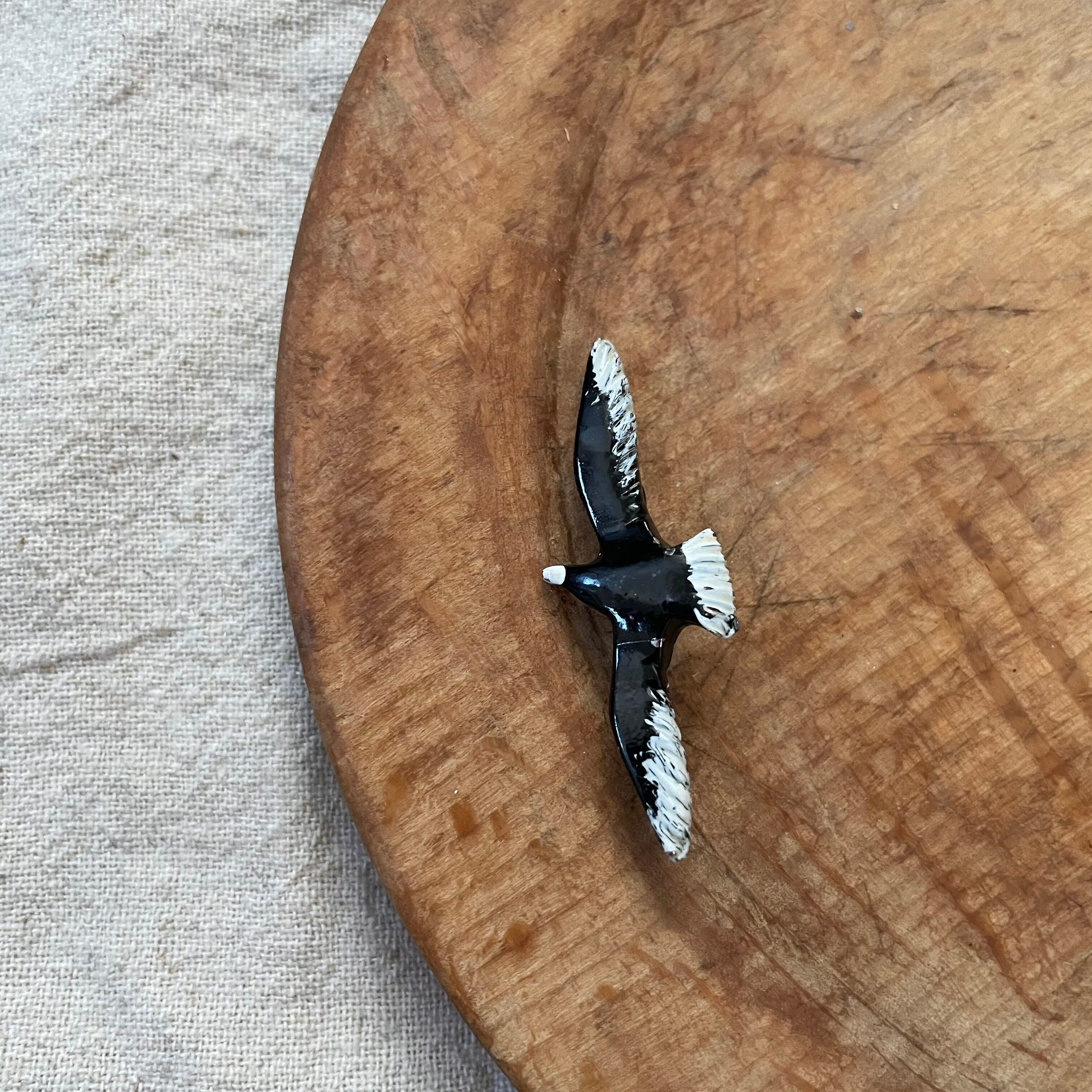 羽を広げて飛ぶ鳥のブローチ