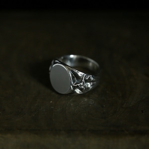 IVY SIGNET RING