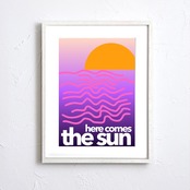 北欧ミッドセンチュリー調サンセットアートポスター『Here Comes The Sun』｜ミニマルな波と太陽のグラフィック：｜A4ポスター
