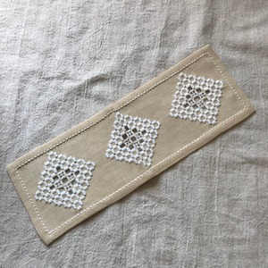 横長な刺繍の布