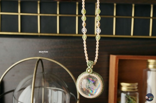 柔らかな光＊レインボー水晶（アイリスクォーツ）のマクラメネックレス  ～緑癒～