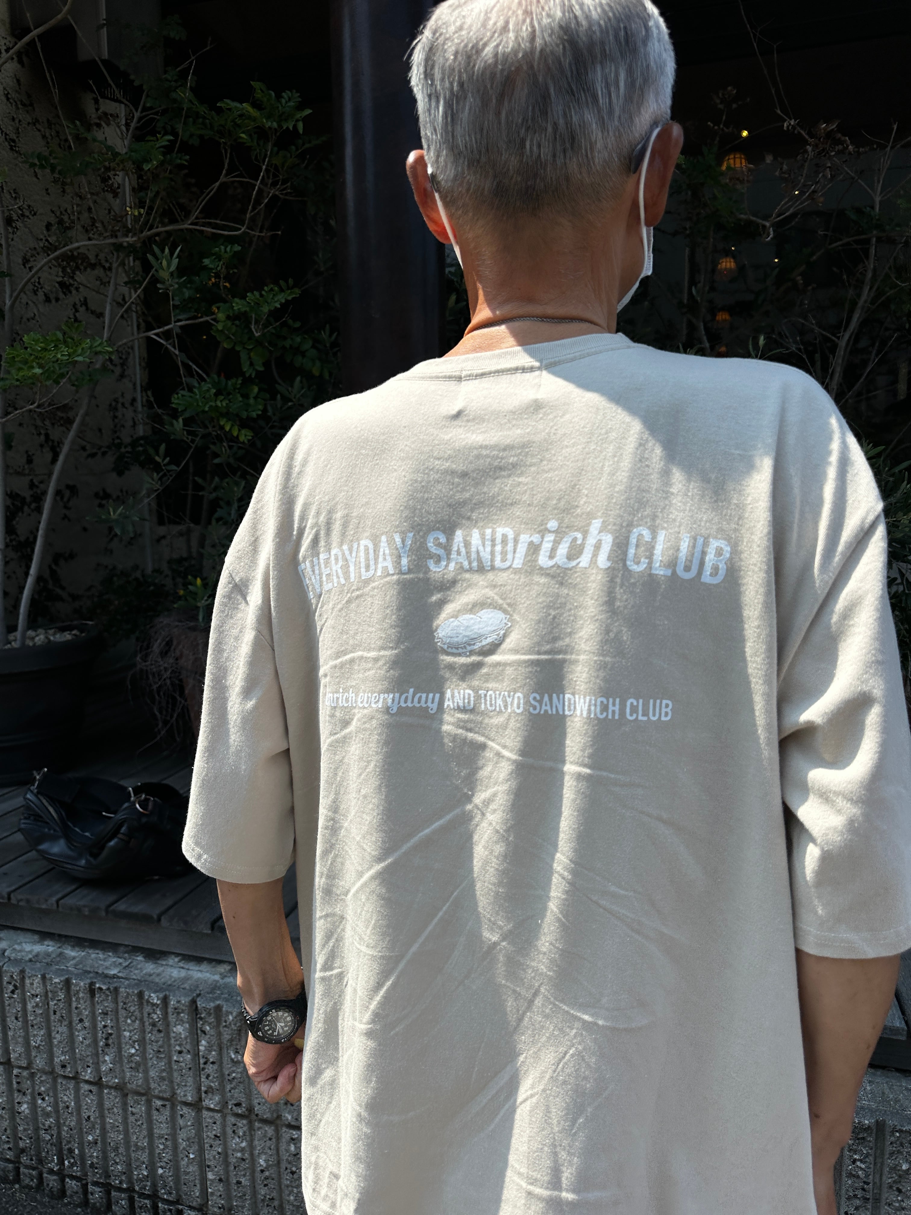 EVERYDAY SANDrich CLUB／エブリデイ サンド "リッチ" クラブ スリットデザインビッグTシャツ／サンドベージュ（STONE）