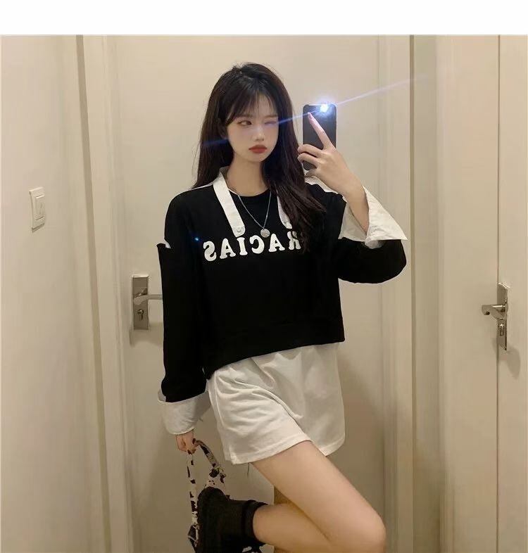 ロゴ入りトップス