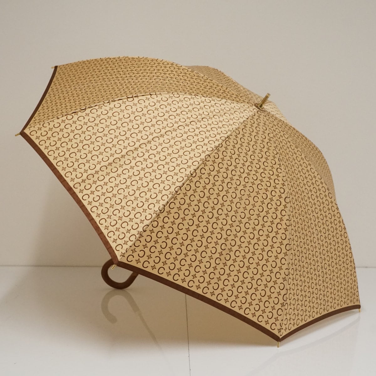 未使用品セリーヌ　雨傘　折り畳み傘　ベージュ　CELINEマカダム　日本製 傘 CELINE セリーヌ USED品 高級 ブランド マカダム ロゴ ベージュ