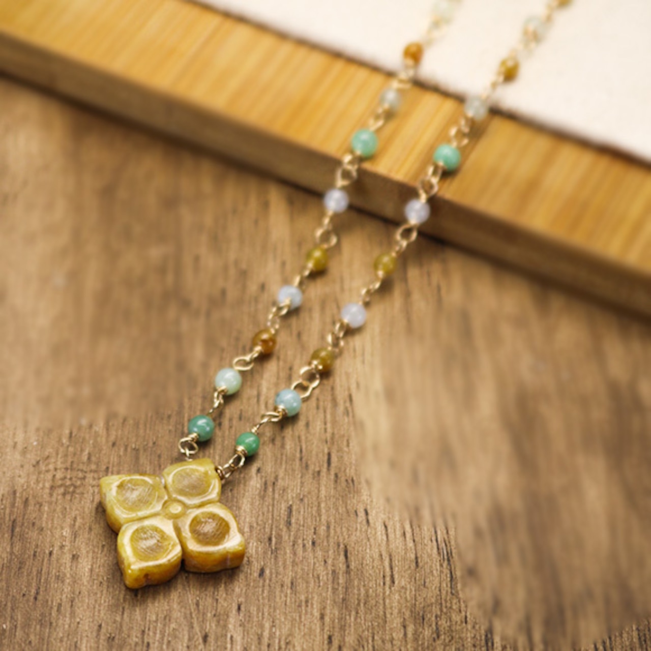 希少なカラーで大人かわいく！K14GF翡翠マルチカラーお花ペンダントネックレス A貨翡翠 jd_ne1084