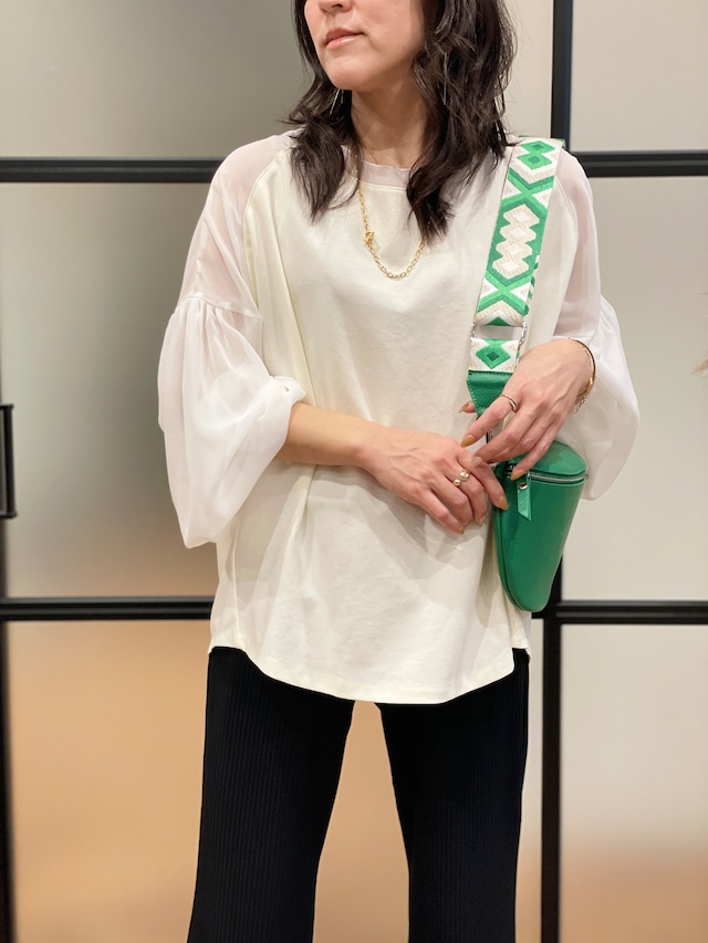 こだわりのディテールを詰め込んだ オールラウンドに活躍するデザイントップス