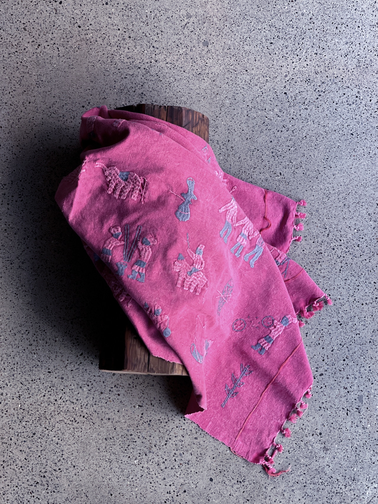 Naga tribe／Stonewashed embroidery rug（Pink）