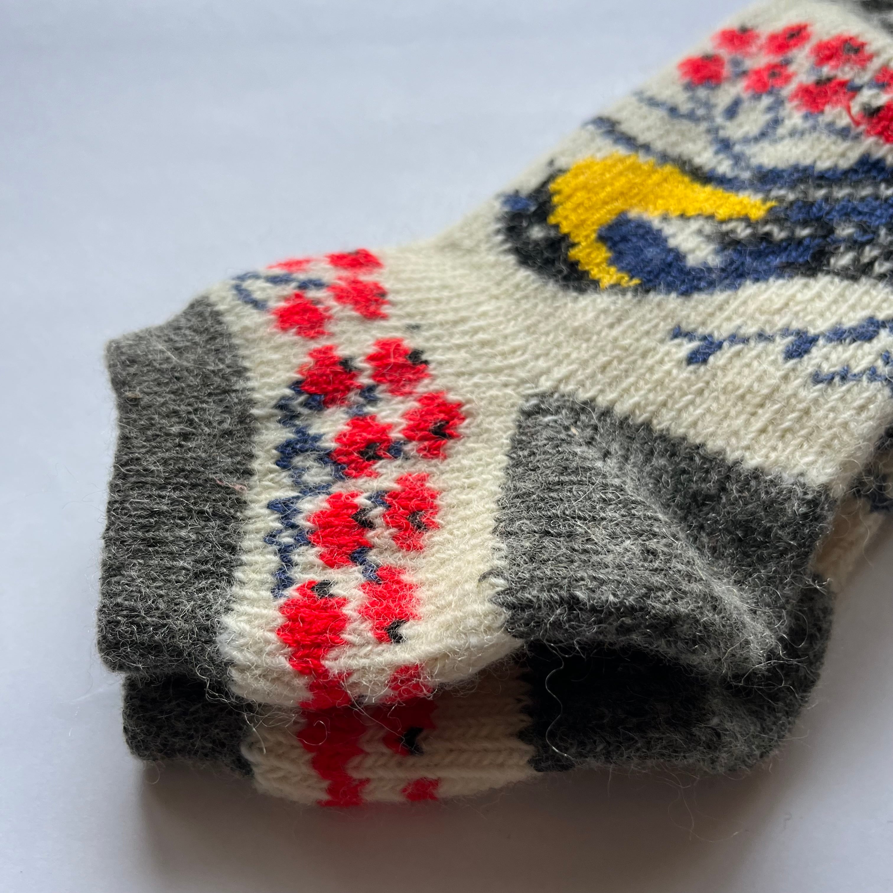 ウクライナ支援/くるぶし丈ウールソックス(鳥とナナカマド柄)