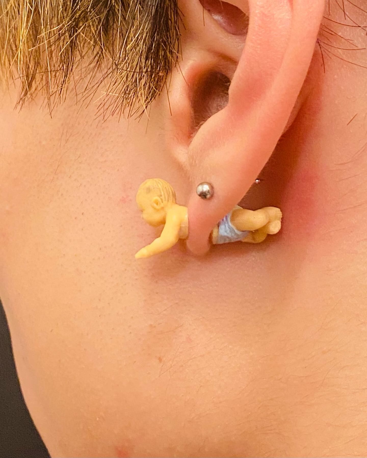 シュールなベビーピアス おむつカラー ピンク ブルー 片耳用