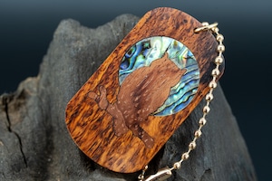 ※【最高峰の鳥眼杢】 バーズアイローズウッド ドッグタグ 象嵌 夜とミミズク