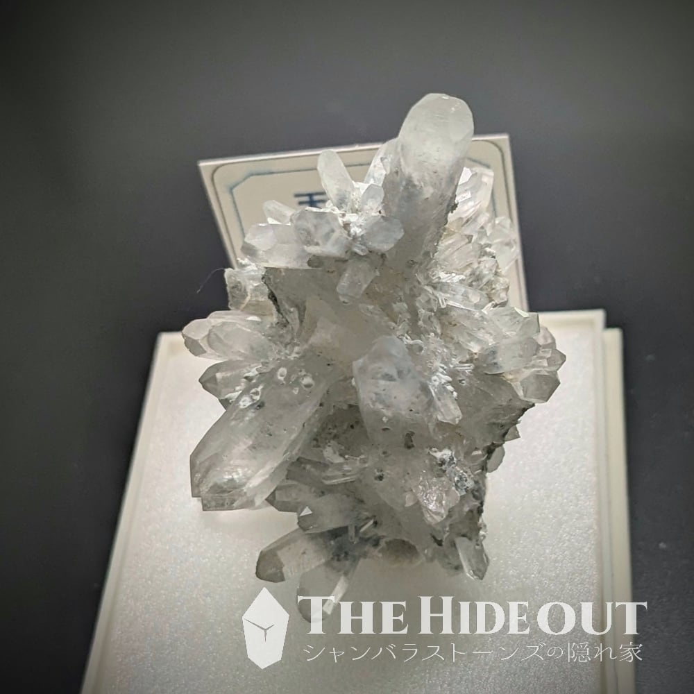 日本国産鉱物標本035 宮崎県臼杵郡日之影町乙ヶ淵(苔土フォイト電気石入り)水晶 てっぺん目指してロケット発射準備