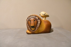 Lion with Bird / Lisa Larson