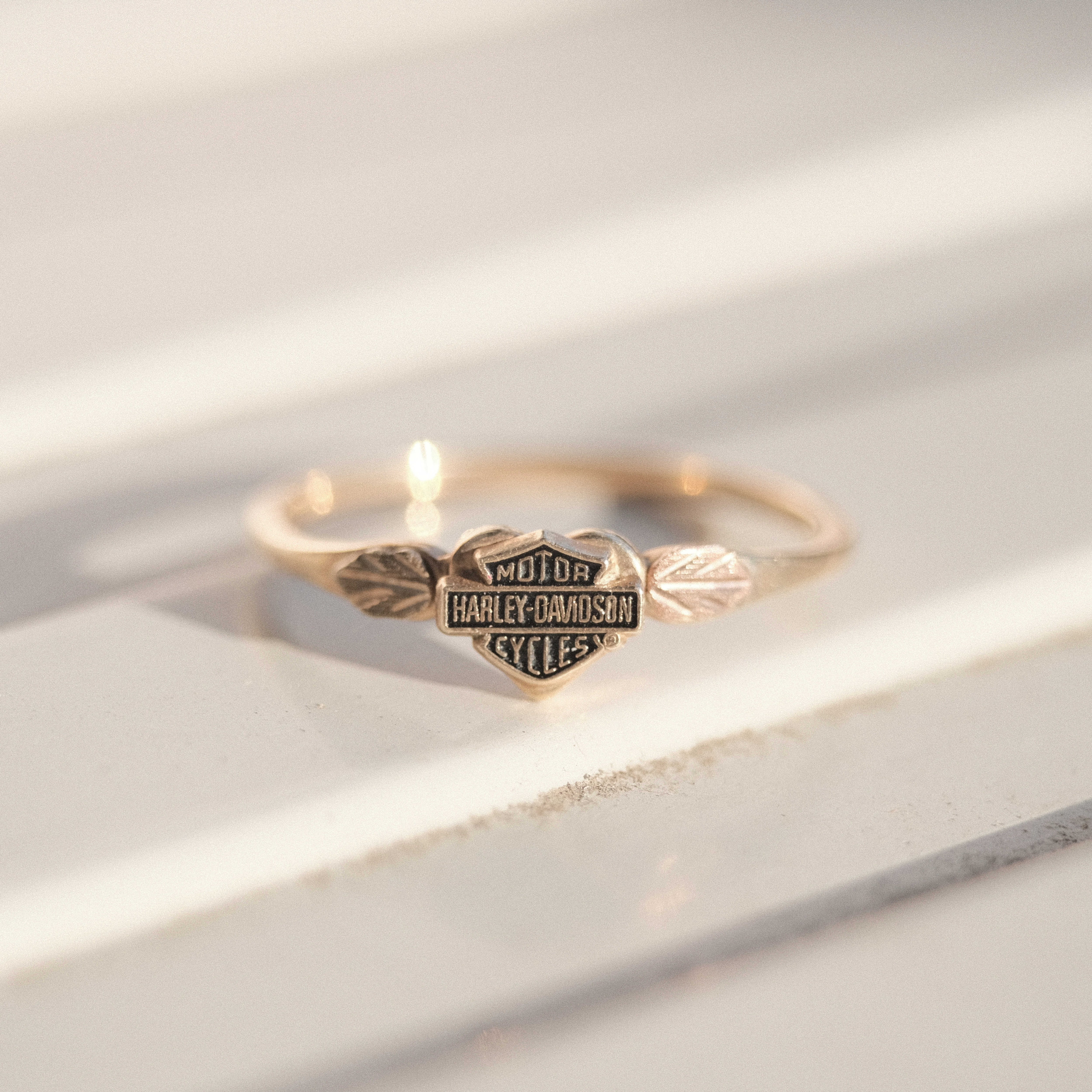 Vintage gold and onyx Playboy signet ring | H2 Vintage