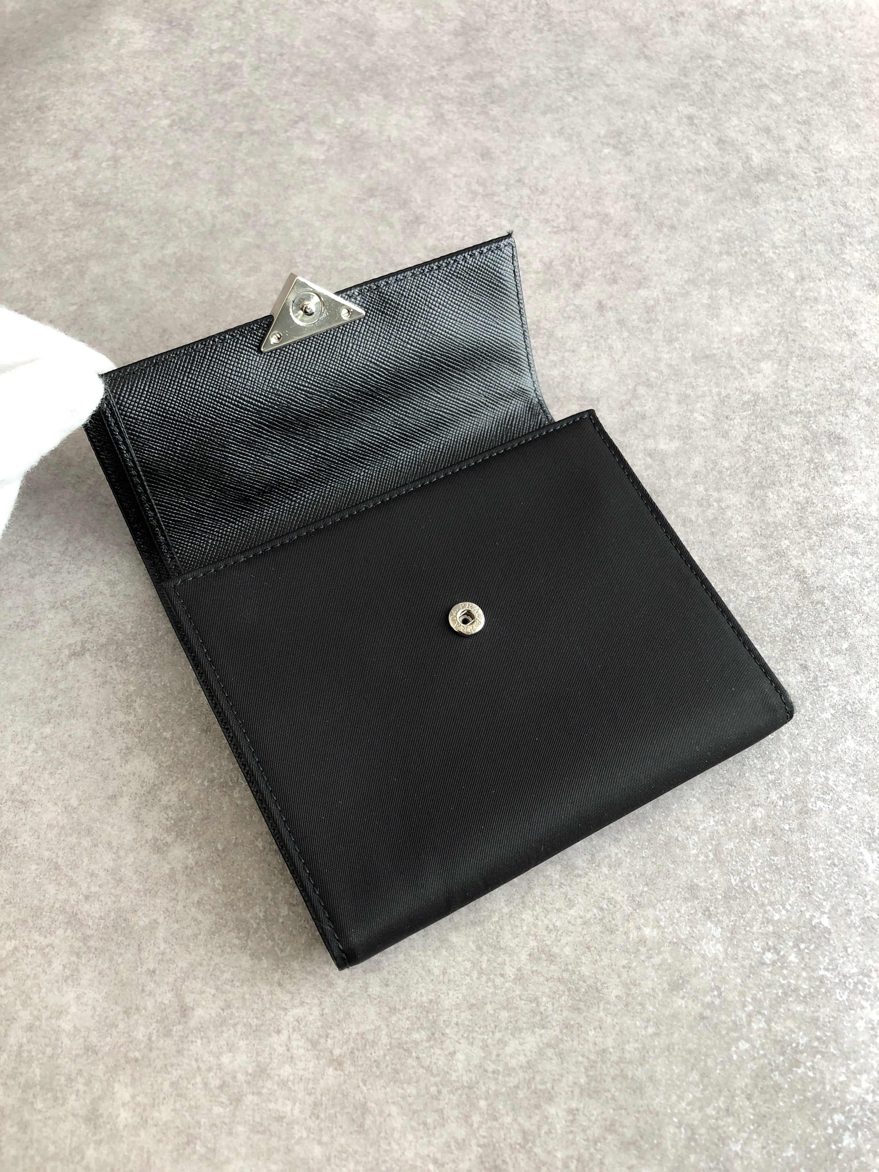 【PRADA／プラダ】ナイロン×レザー 三つ折り財布 ブラック トライアングル PRADA プラダ 財布 ブラック トライアングルロゴ ナイロン 3つ折り