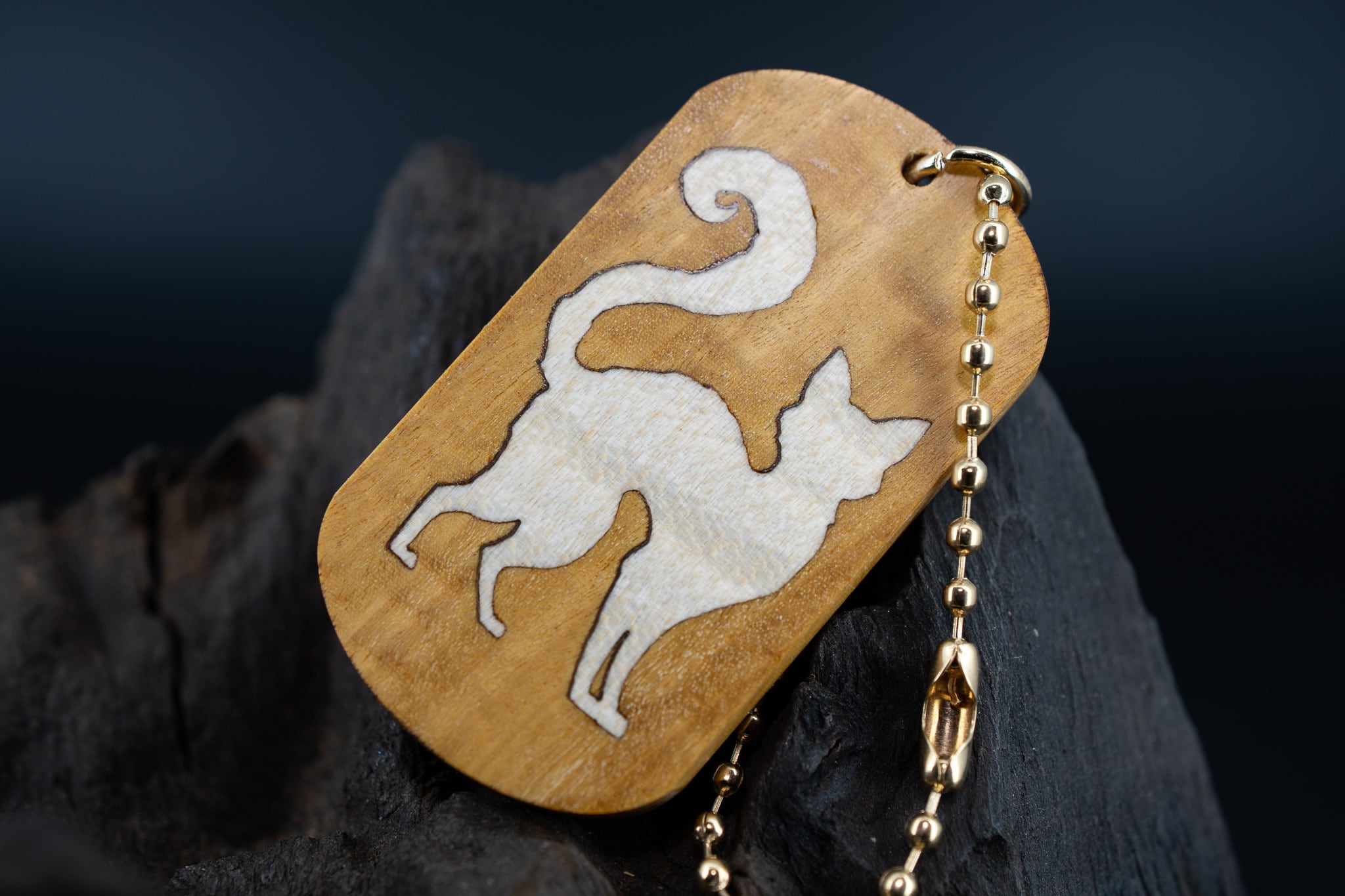 【光の木】 サテンウッド ドッグタグ 象嵌 探る視線