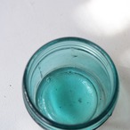 ブルーとグリーンの空き瓶