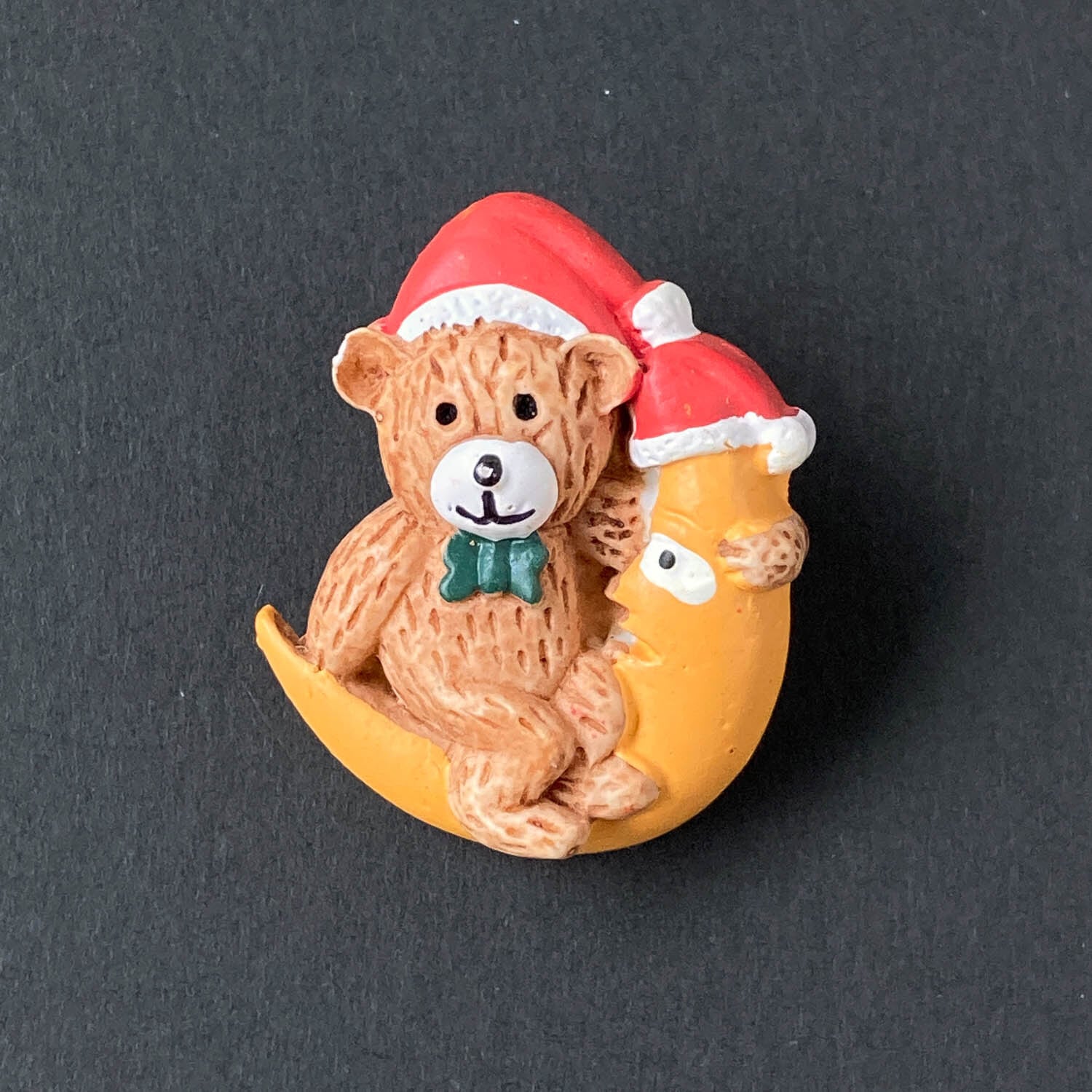 サンタ帽子を被ったクマと月のフランスボタン（31mm） | Dua