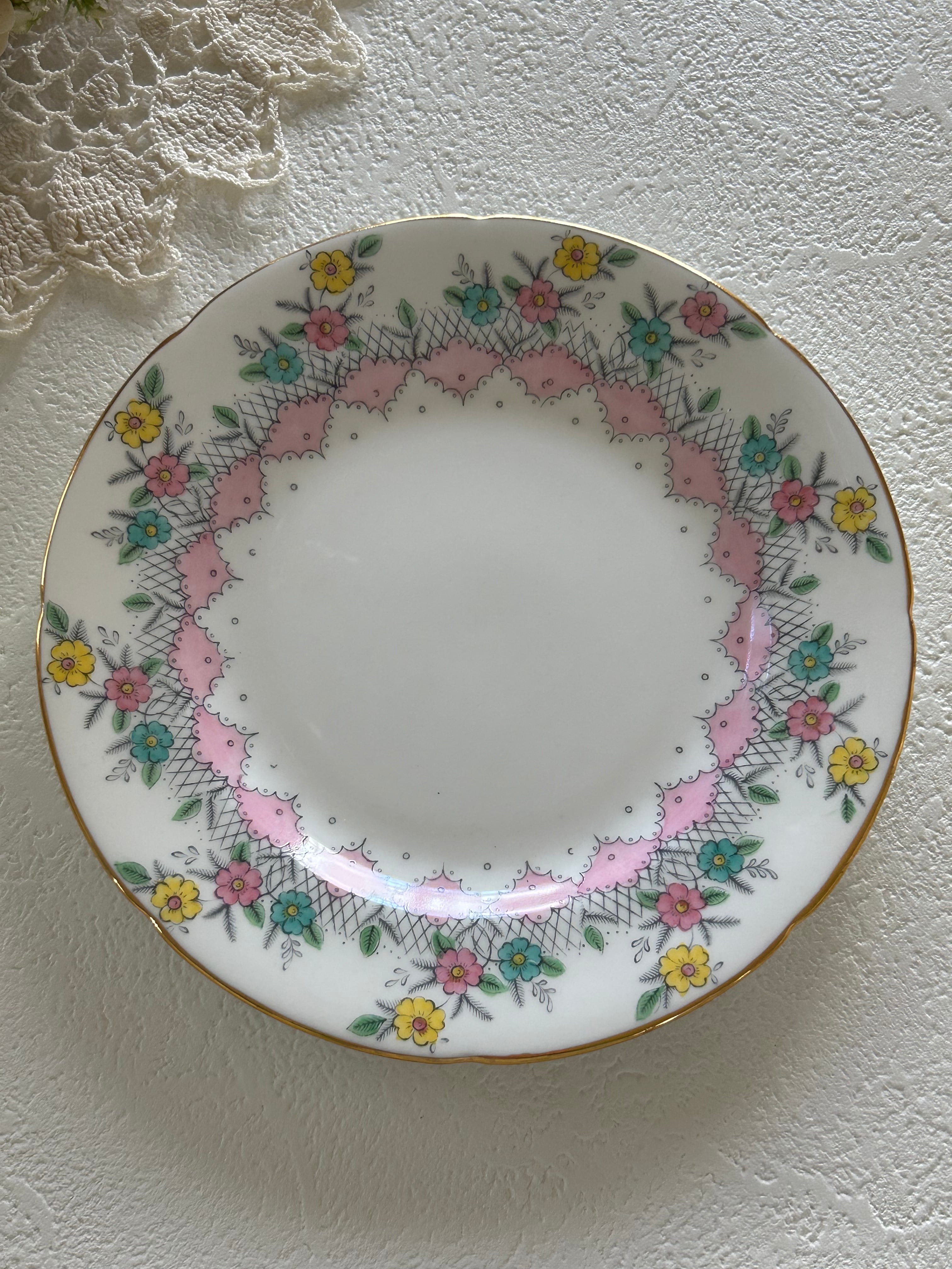 英国Vintage ROYAL GRAFTON CHINA グラフトン チャイナ ピンクのレース模様と小花柄 トリオ テーブルウェア
