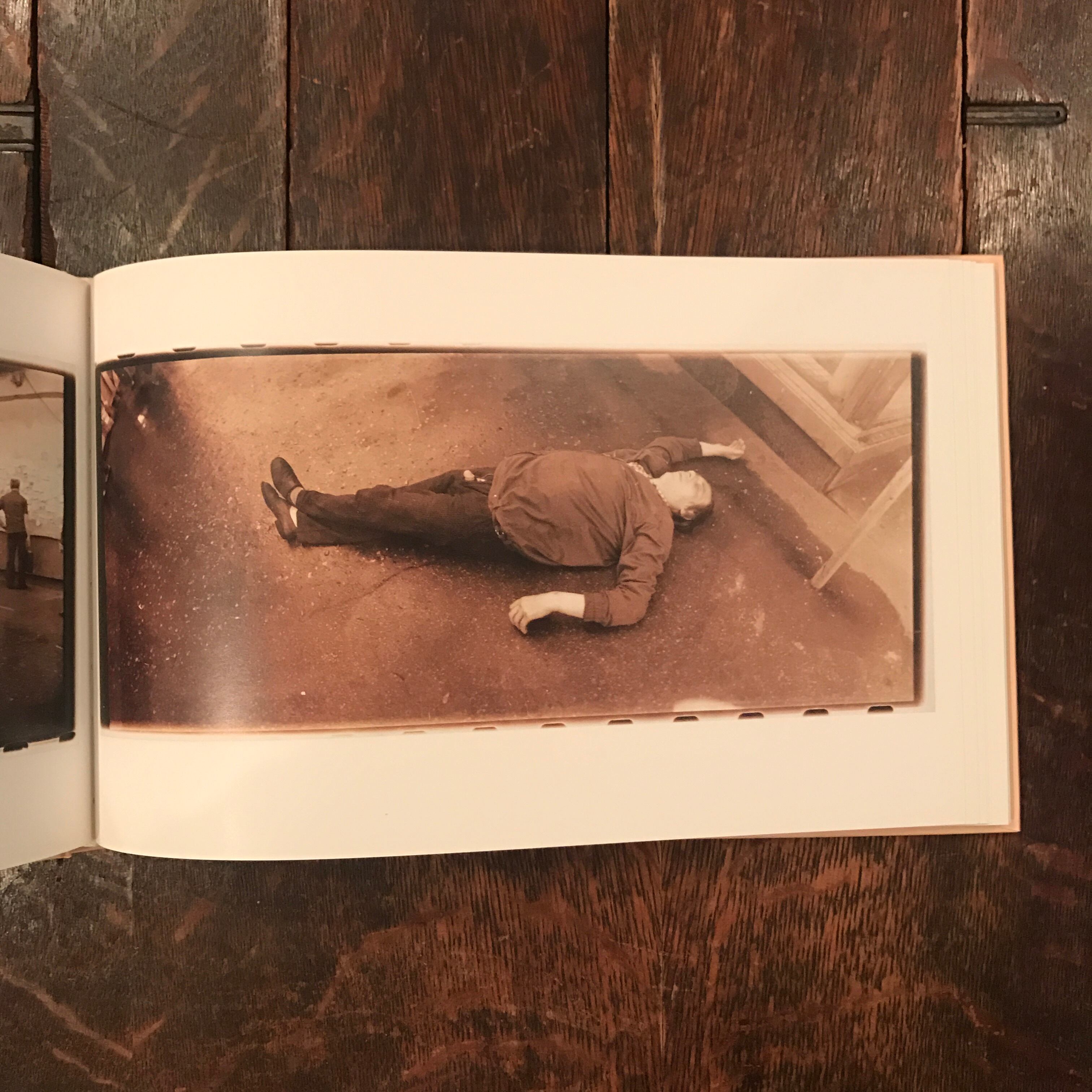 Am Boden (By the Ground) Die DAMMERUNG (At Dusk) / Boris Mikhailov