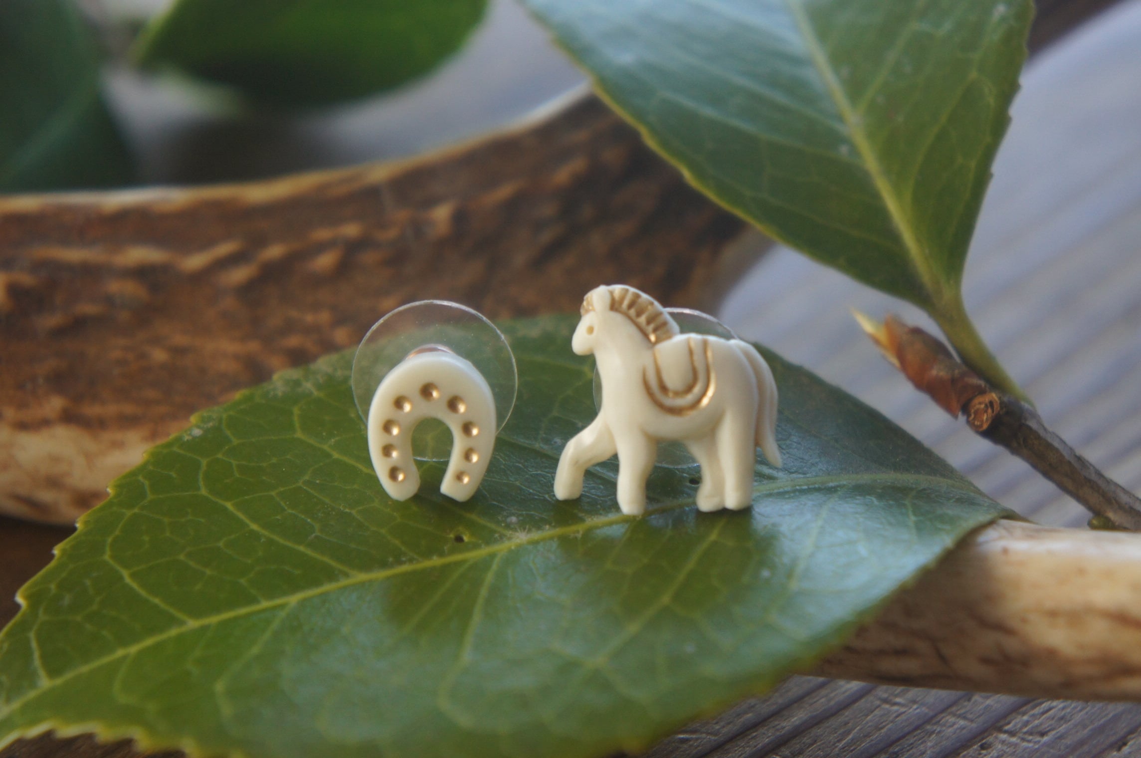 鹿角彫刻「馬と蹄鉄」ピアス（左右セット）【1】 | deer bone 