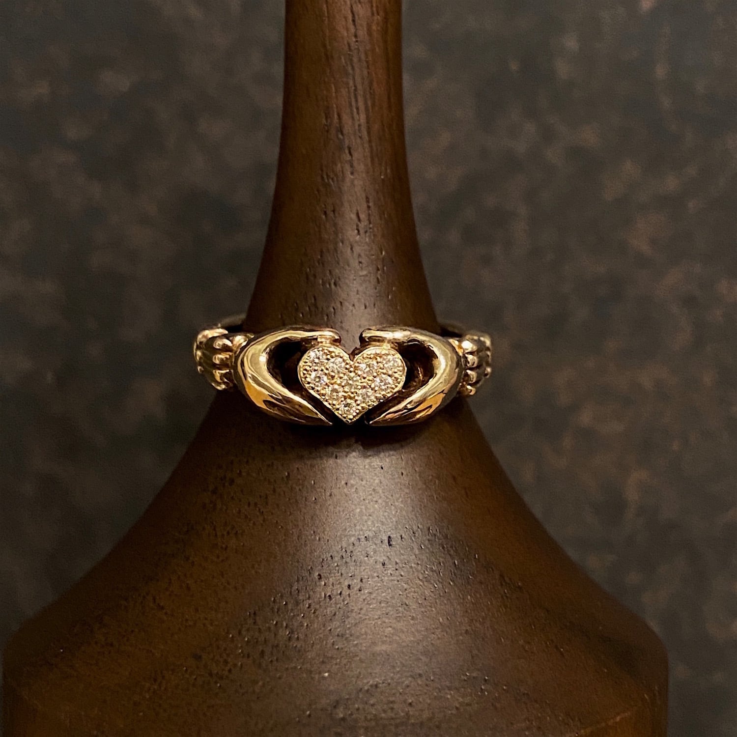 10金製 ダイヤモンドのハートを抱く手のリング(10号)