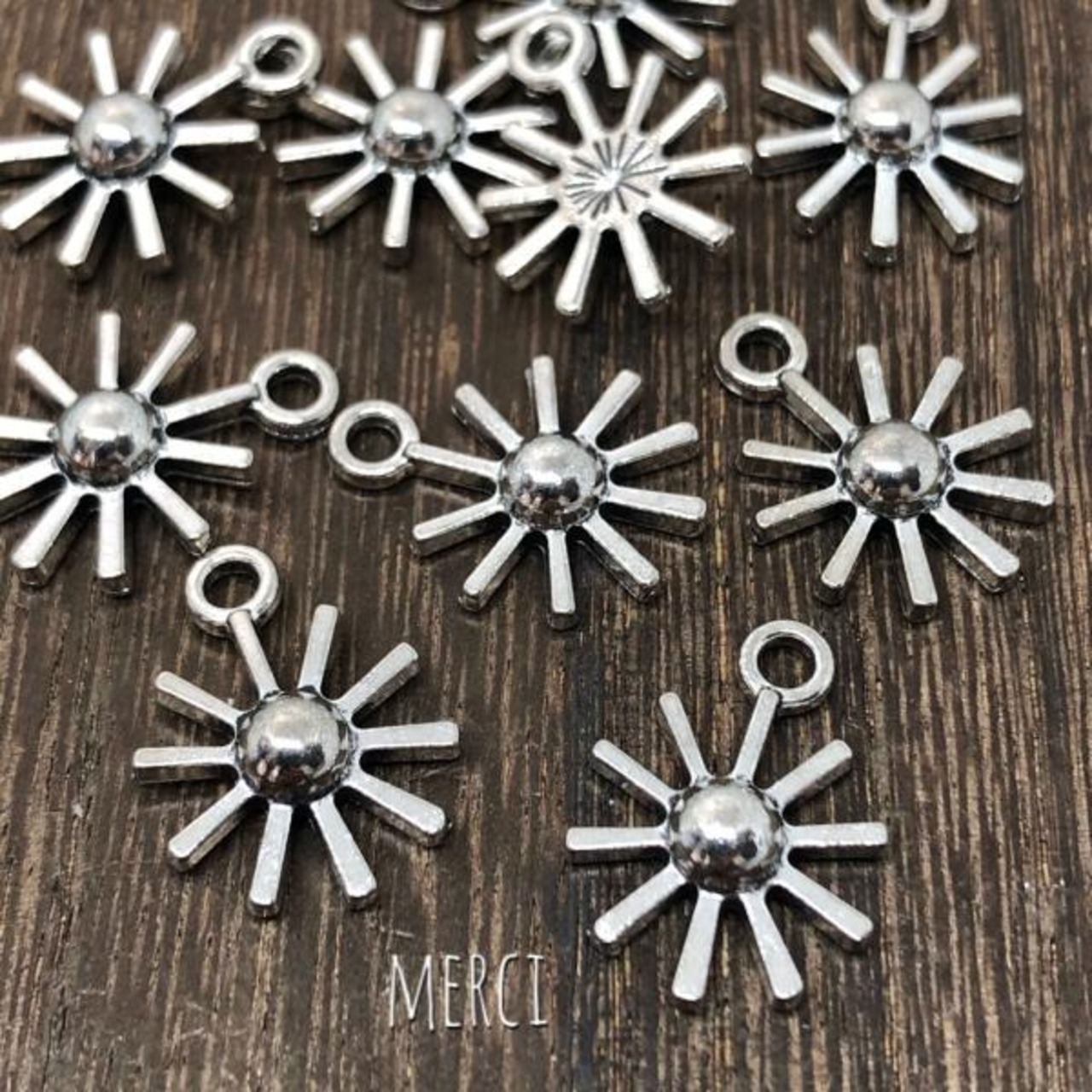 シンプルサンチャーム