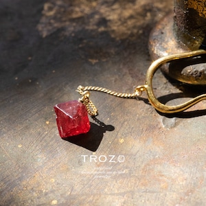 【037 Blood Moon Collection】 スピネル 鉱物原石 イヤーカフ 天然石 アクセサリー (No.2795)