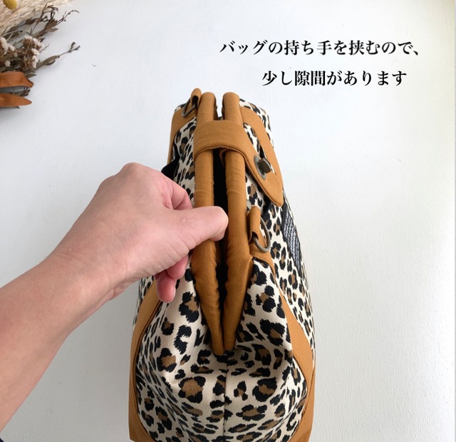 ▷NEW◁2way・バネの力でガバっと開くお出かけバッグ（ヒョウ柄×キャメル）