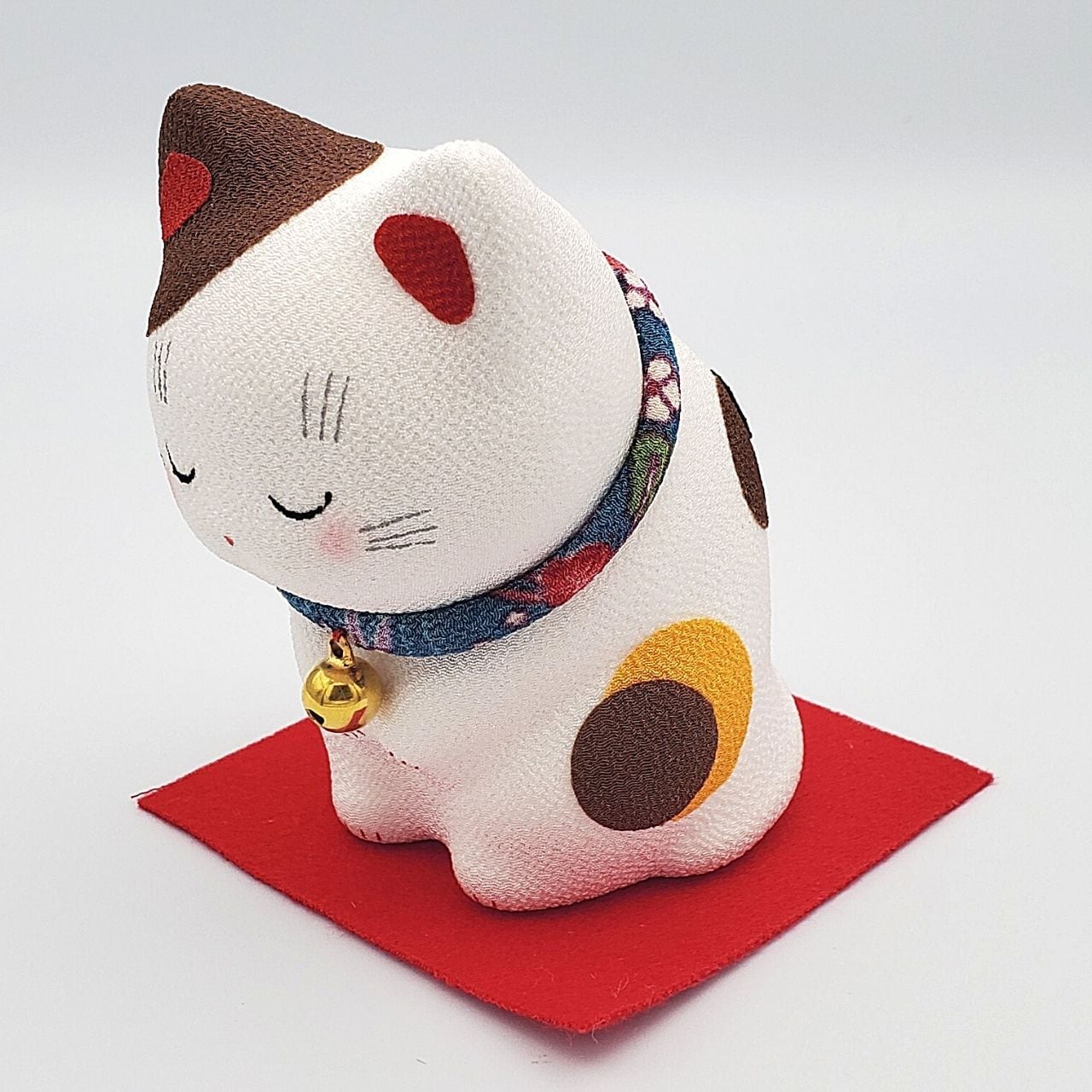 ちりめんのカワイイおすまし招き猫