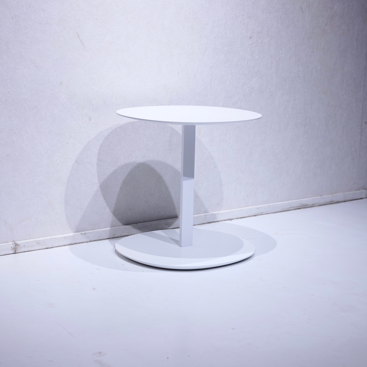 カッシーナ取扱 Viccarbe ヴィッカルベ Serra side table セラ サイドテーブル ナイトテーブル コーヒーテーブル ホワイト テーブル モダン ミニマル ホテルライク