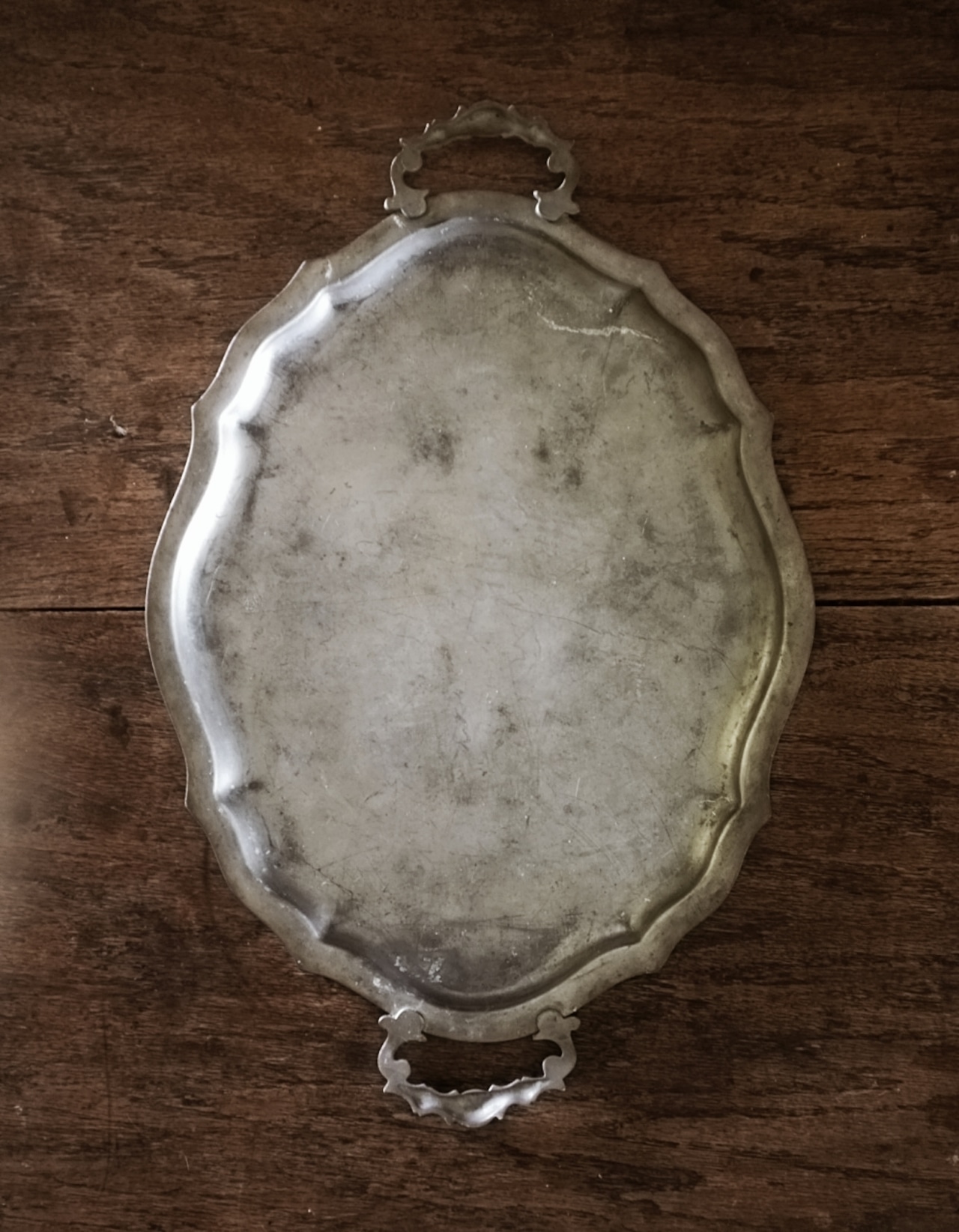 フランスアンティーク 19世紀 44c エタン 回転と湾曲の重厚な中世的トレイ