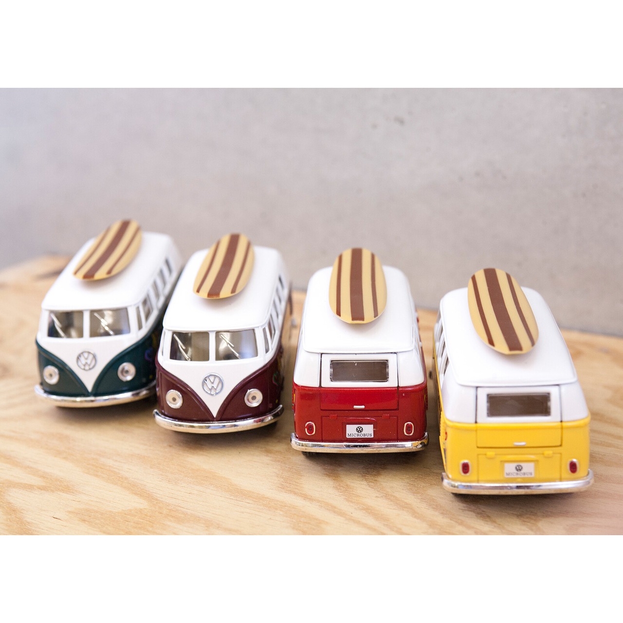 ダイキャストミニカー(M)[5" 1962 VW Classical Bus with Printing & Surfboard]