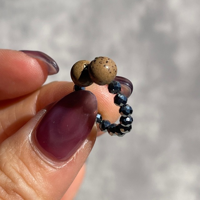 北投石が付いたテラヘルツ  イヤーカフ｜メタリックなブラック・シンプルアクセサリー｜ピアス穴不要