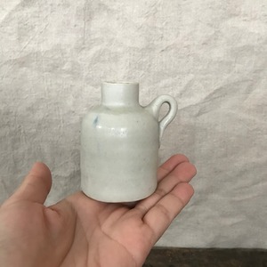 素朴な取手付きの一輪挿し