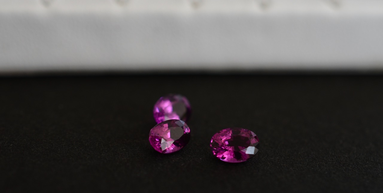 マゼンタガーネット オーバル 6.1x4.6x3.1mm, 0.75ct