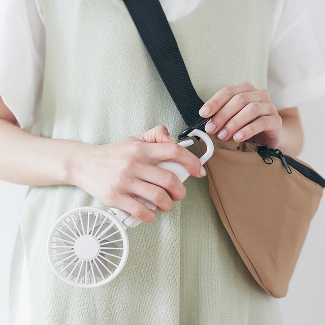 【テレビ紹介商品】RHYTHM リズム 携帯扇風機 モバイルファン Silky Wind Mobile 3.2 大風量 5段階 カラビナ付 ライトグレー 9ZF040RH08