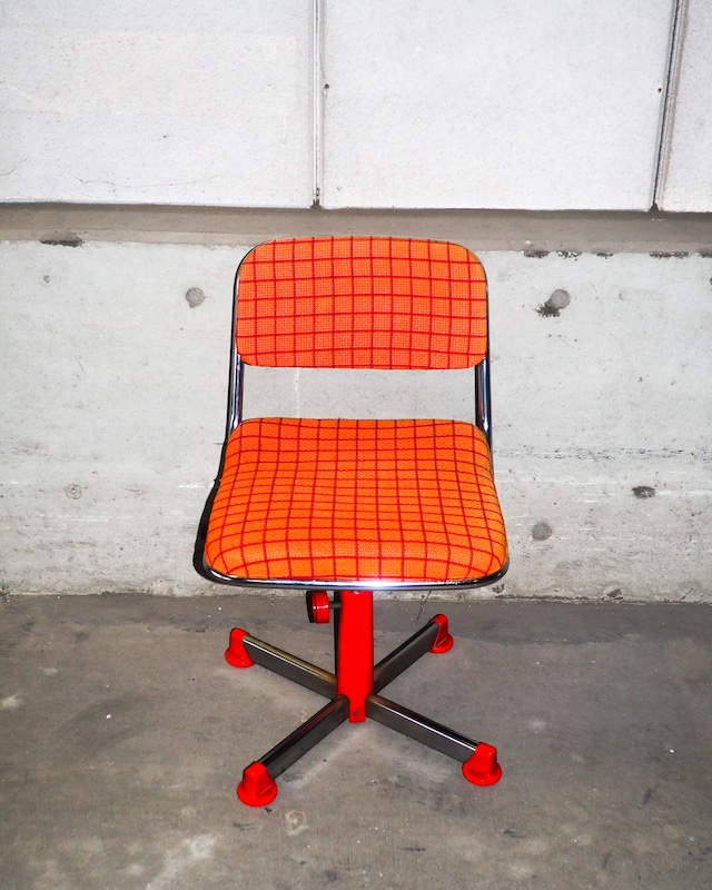 Height-adjustable check chair