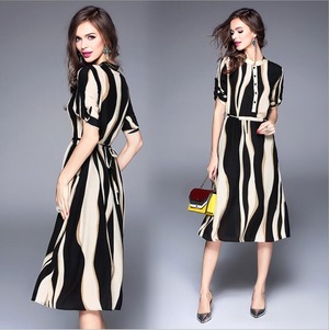 送料無料 未使用 イベント 変則 ストライプ 前ボタン留め ワンピース M [OPN2442]